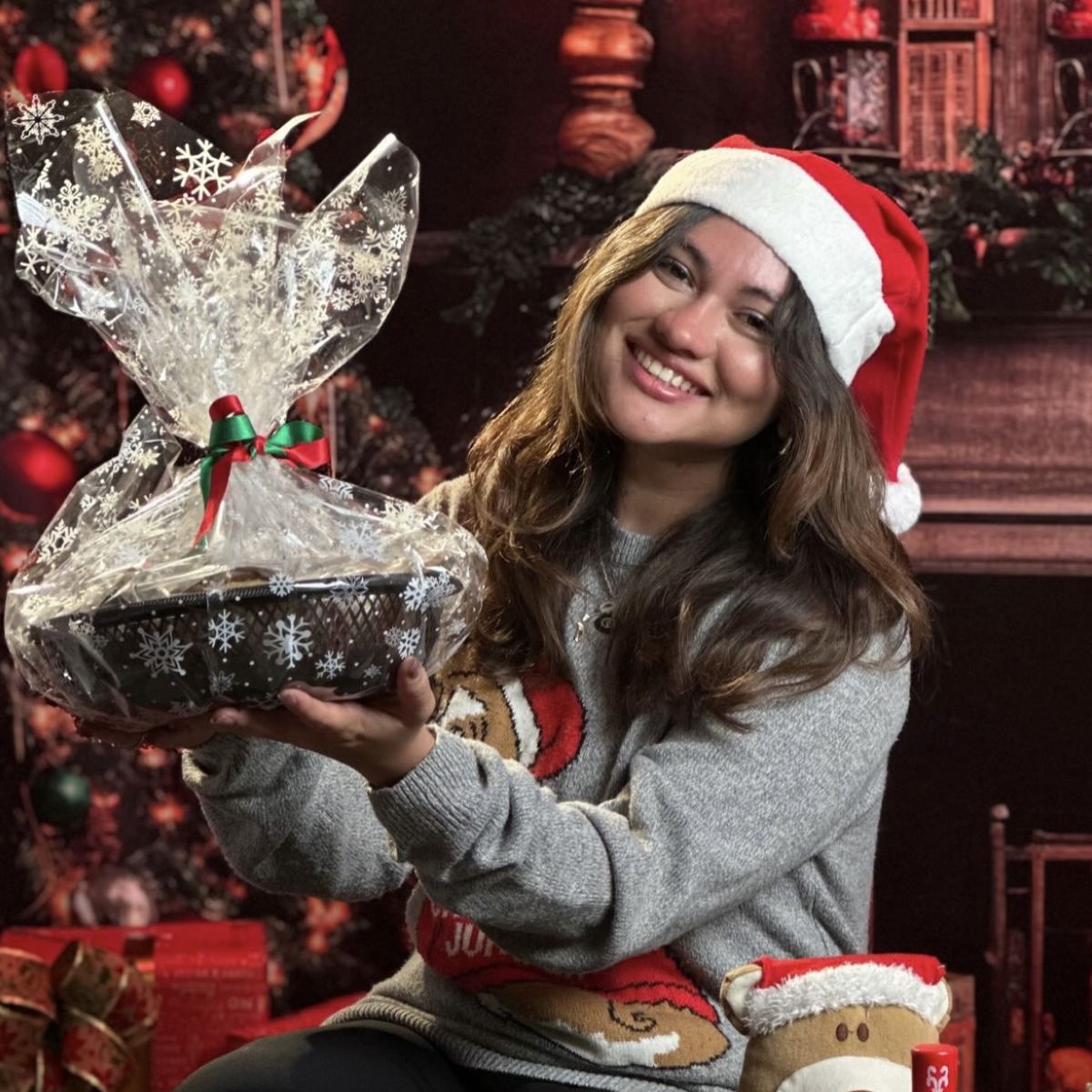 Clienta con un producto de su marca en el set navideño de The Room Studio