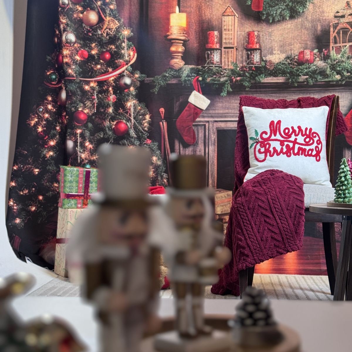 Set navideño de The Room Studio visto entre los cascanueces de la decoración