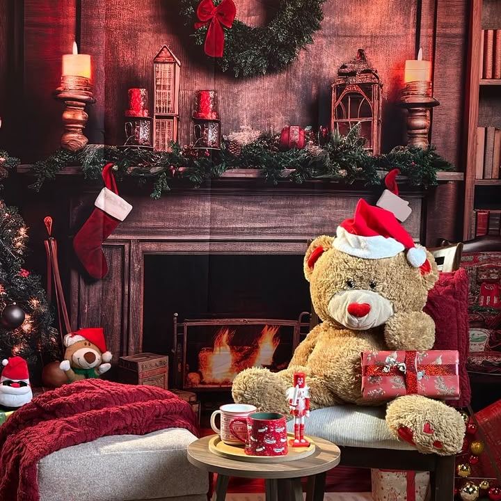 Oso de peluche con regalo frente a la chimenea del set navideño