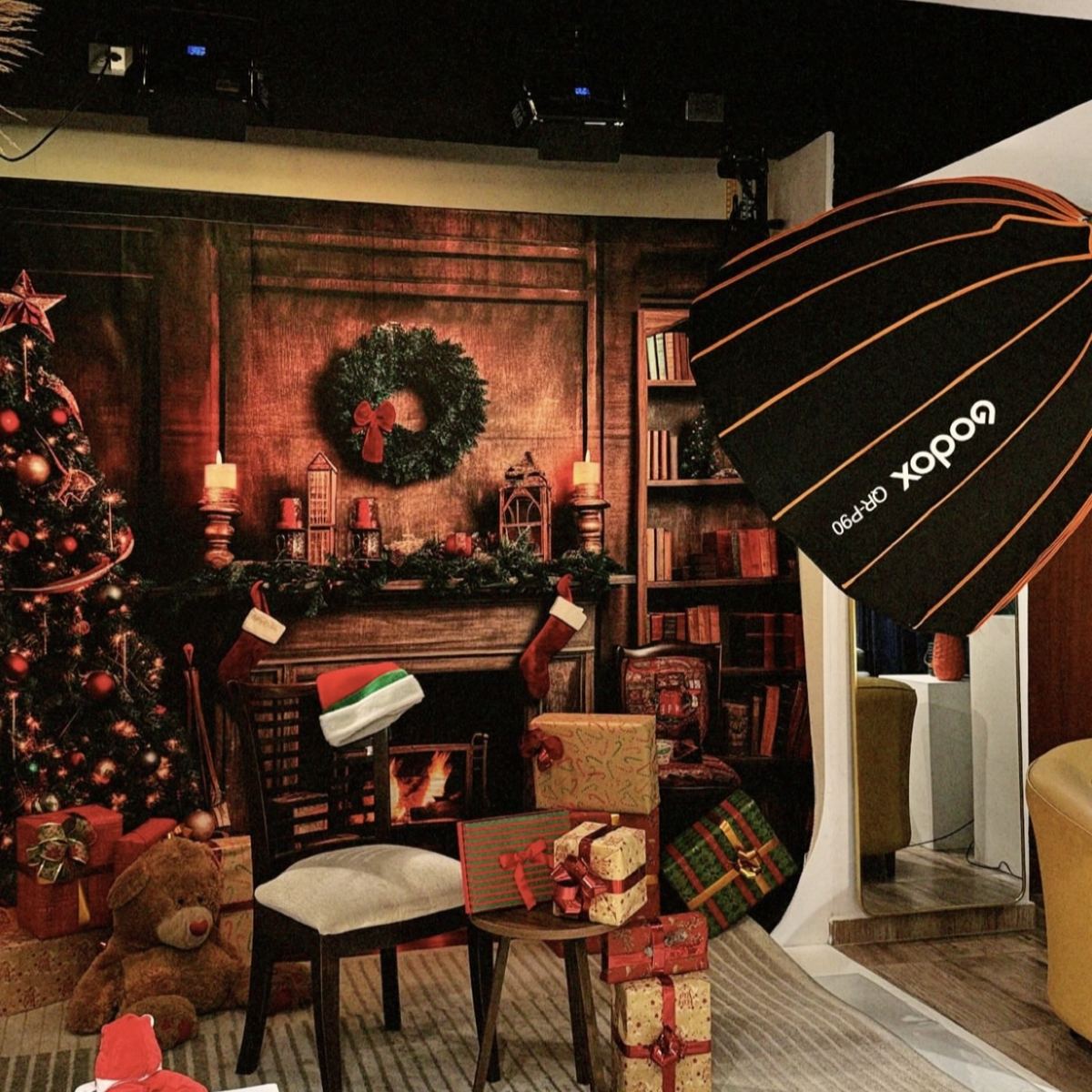 El set navideño montado en el estudio de Valencia, Carabobo, con iluminación Godox