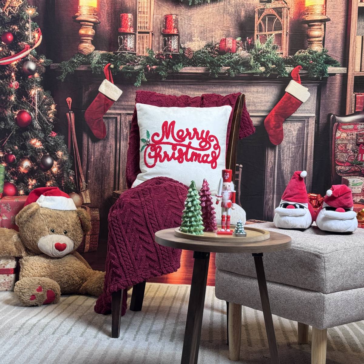 Set navideño de The Room Studio en Valencia, Carabobo: árbol, chimenea y sillón con cojín de Navidad