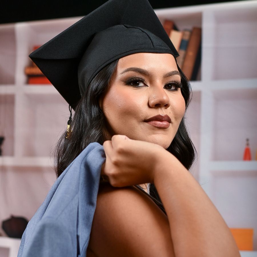 Retrato de graduación con toga y birrete realizado en The Room Studio