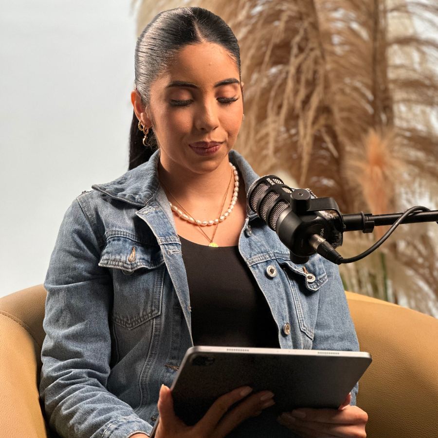 Grabación de podcast con micrófono profesional en el set de The Room Studio