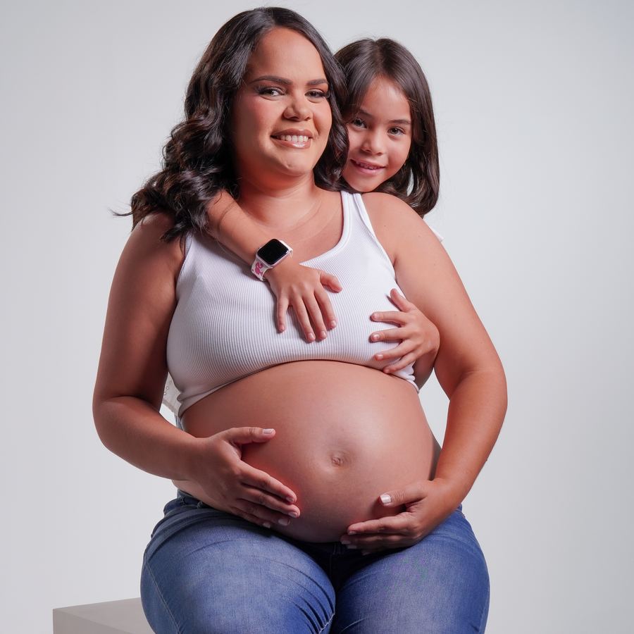 Sesión de fotos de embarazo con luz de estudio