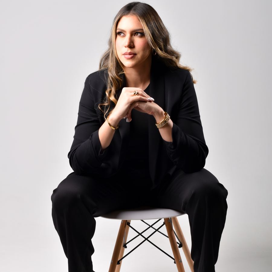 Retrato de moda con traje negro sobre fondo oscuro